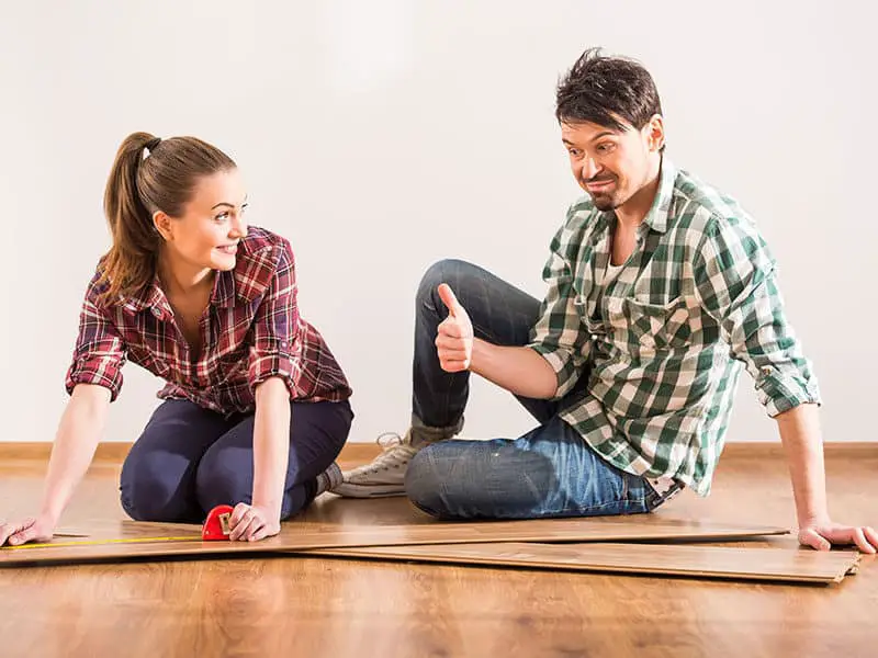 Couple installing laminate flooring