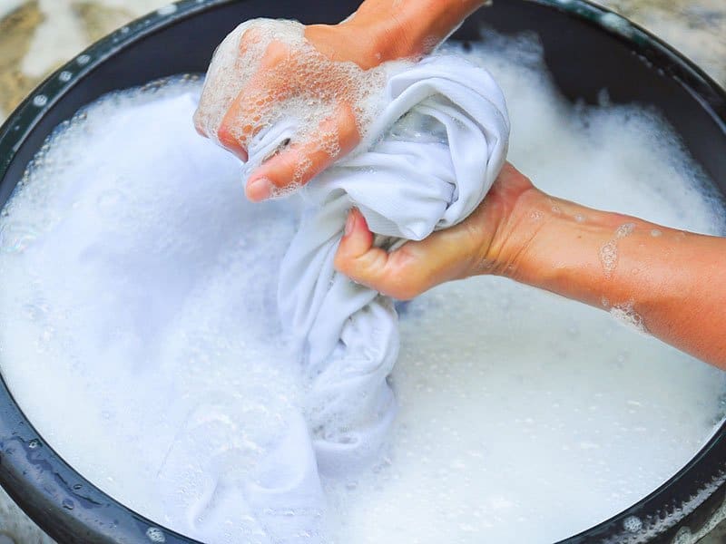 Washing White Clothes With Whitening Agents
